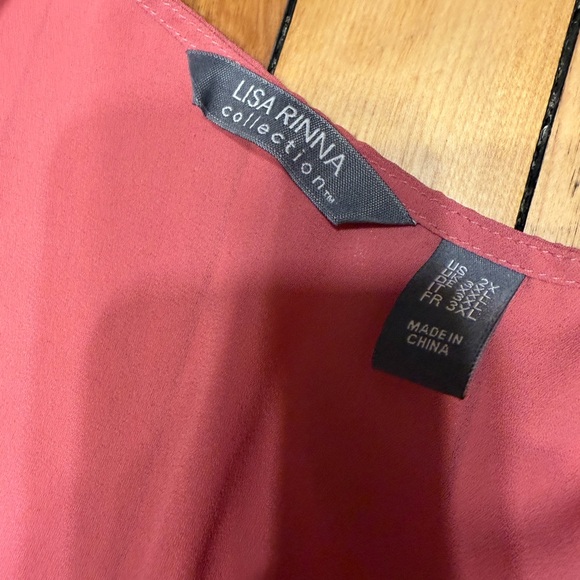 Lisa Rinna Collection Rose Top - Picture 2 of 2